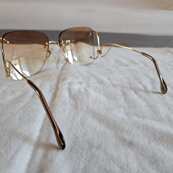 Woman's Fashion Sunglasses and Anne Klein Riviera Case - Picture 5 of 7